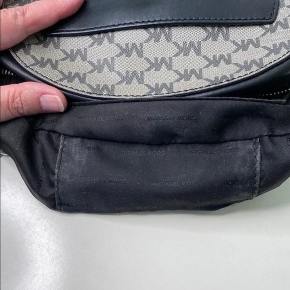 Michael Kors Ginny Medium Messenger Crossbody MK Signature Bag 30H6TGNM2V Black‎